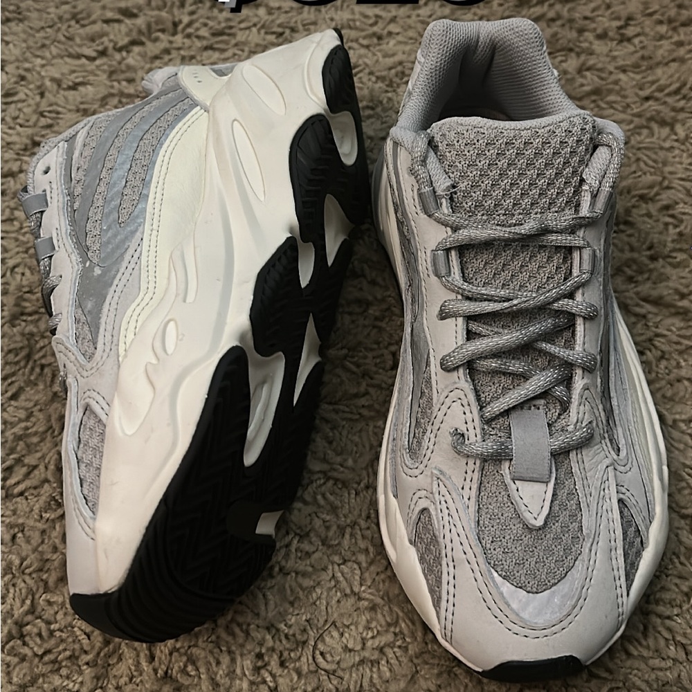 Yeezy 700 v2